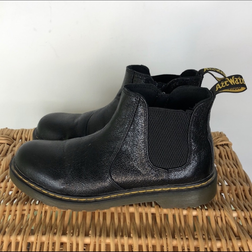 * DR MARTENS shiny pebbled black leather back pull Chelsea boots women’s size 7